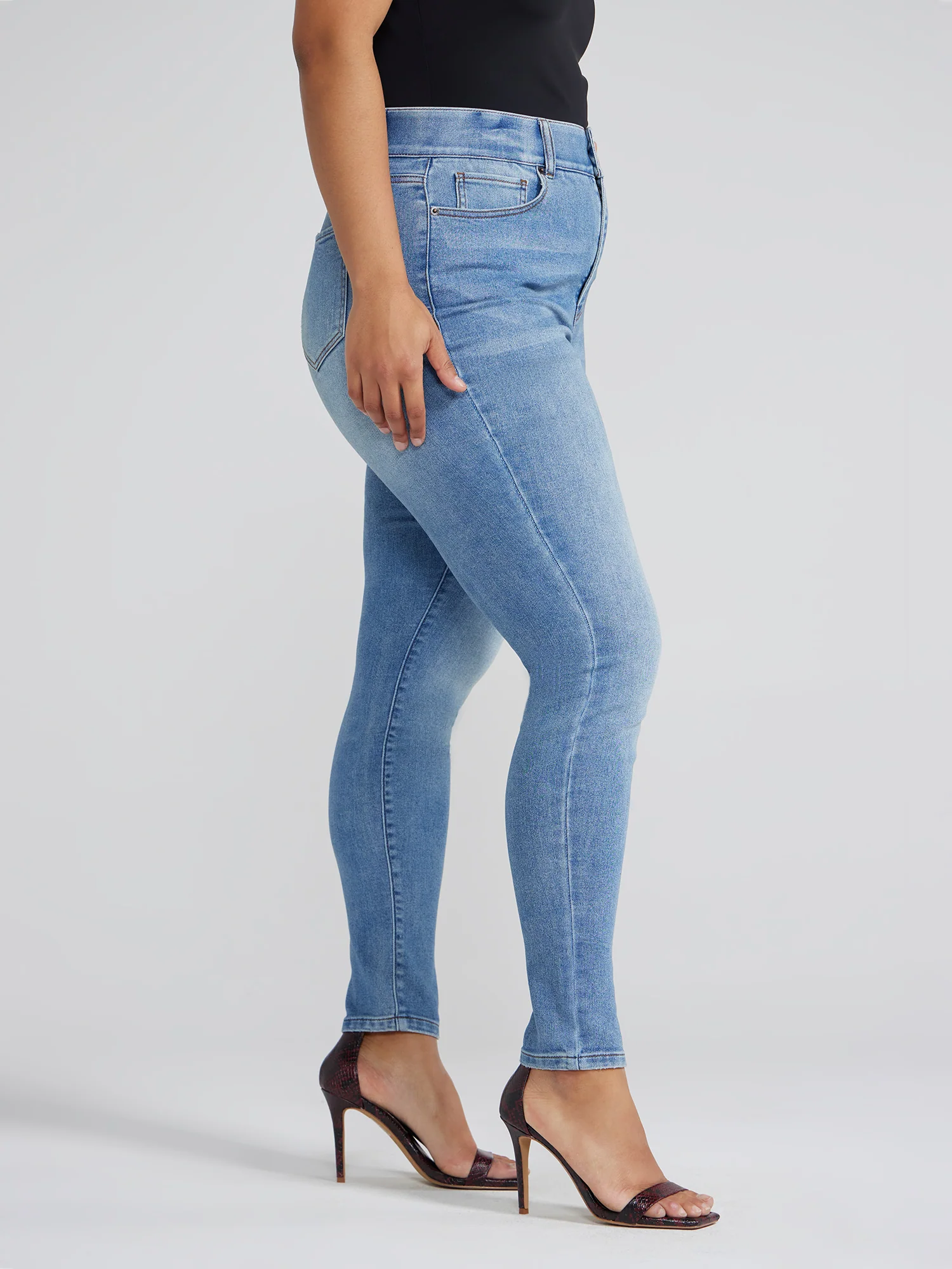 High Rise Curvy Fit Vintage Wash Skinny Jeans - Image 2