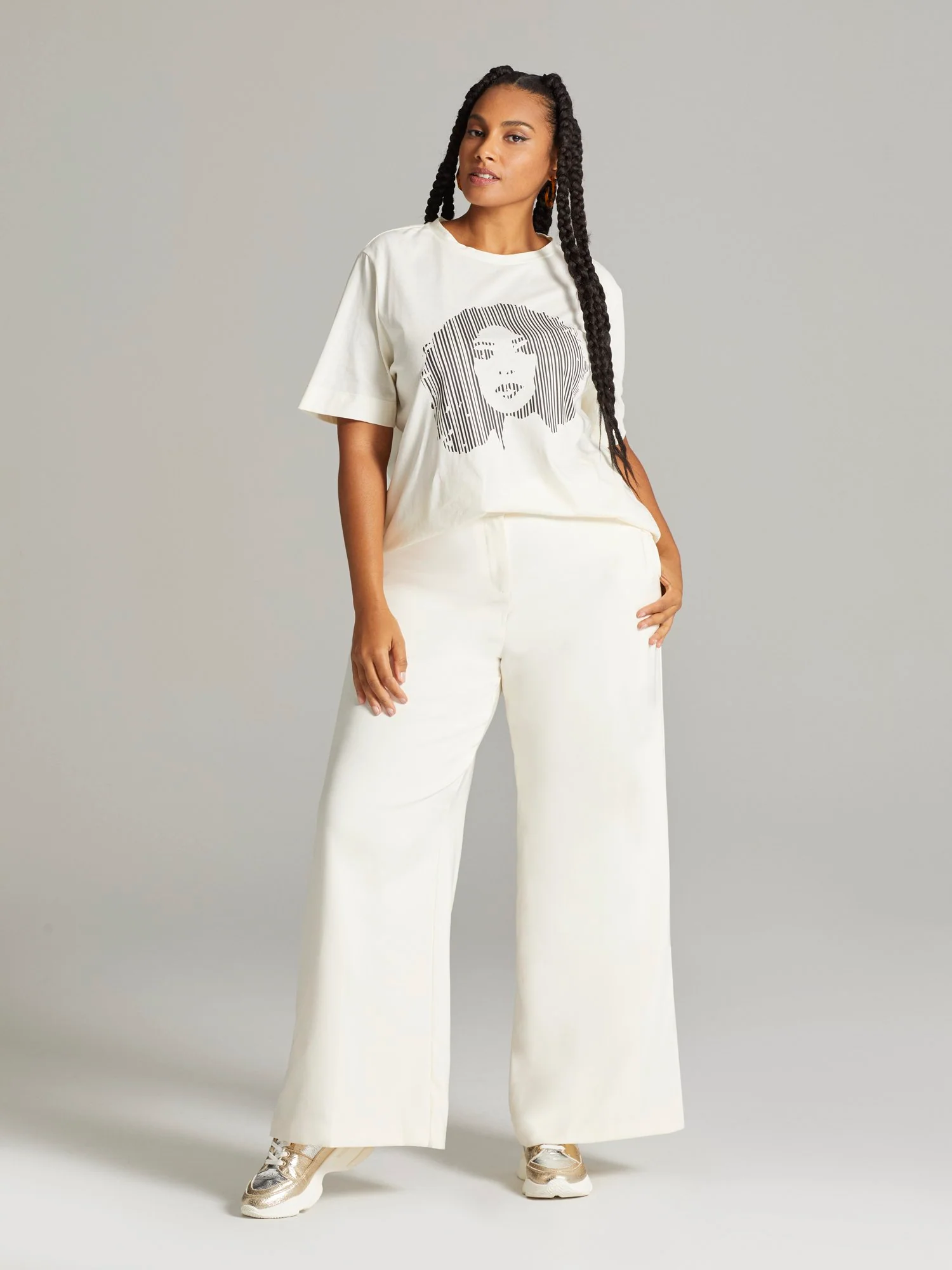 Vittoria Portrait Graphic Tee - Image 3