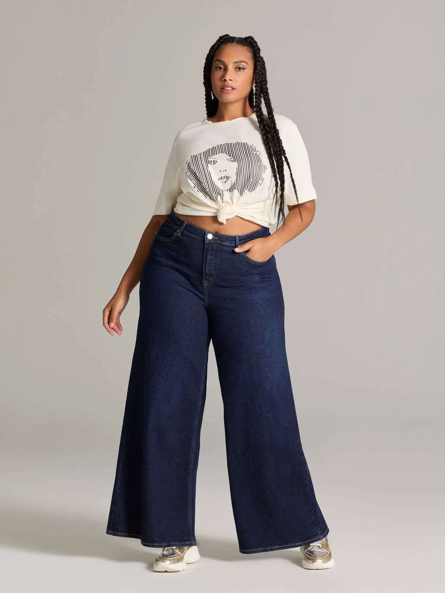 Vittoria Portrait Graphic Tee - Image 5